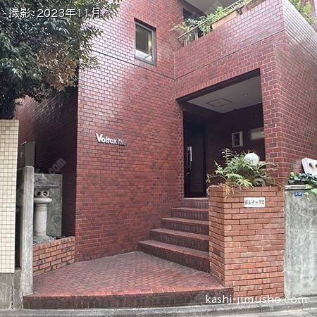 ビル入口前面