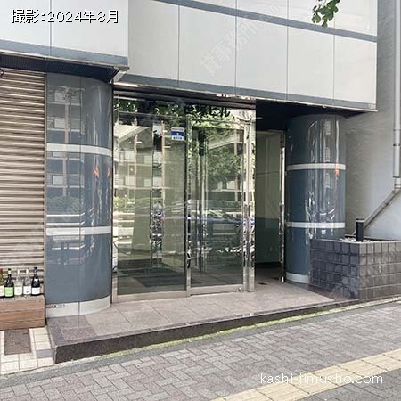 ビル入口前面