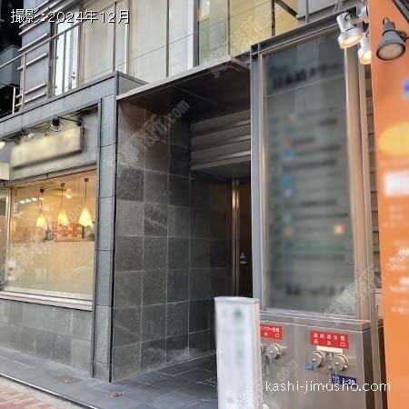 ビル入口前面