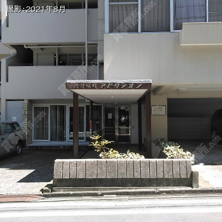 ビル入口前面