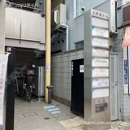 ビル入口前面