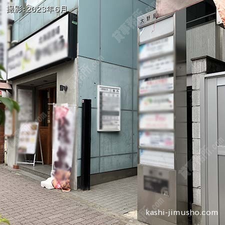 ビル入口前面