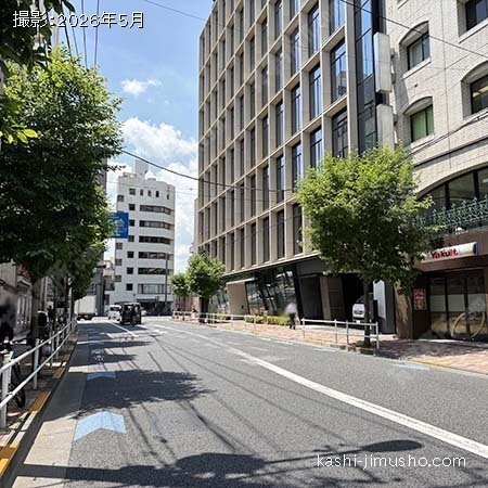 前面道路(津の守坂通り) 前面道路(津の守坂通り)