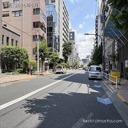 前面道路(津の守坂通り) 前面道路(津の守坂通り)