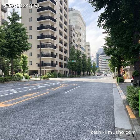 前面道路(八重洲通り)