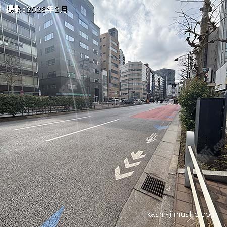 前面道路(靖国通り) 前面道路(靖国通り)