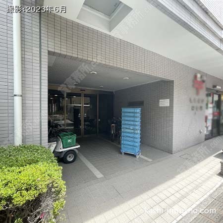 ビル入口前面
