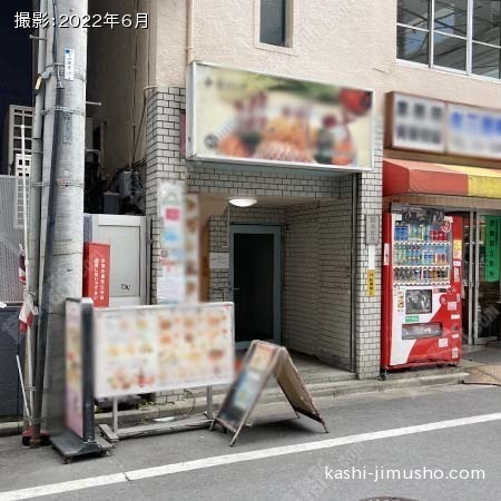 ビル入口前面