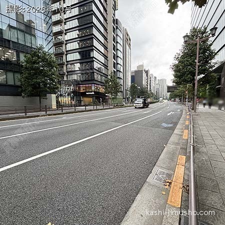 前面道路(新宿通り)