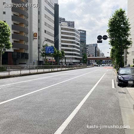 前面道路(靖国通り)