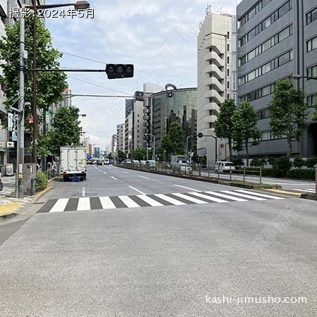 前面道路(靖国通り)