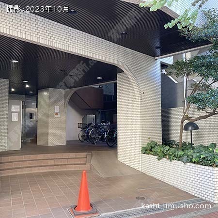 建物入口前面