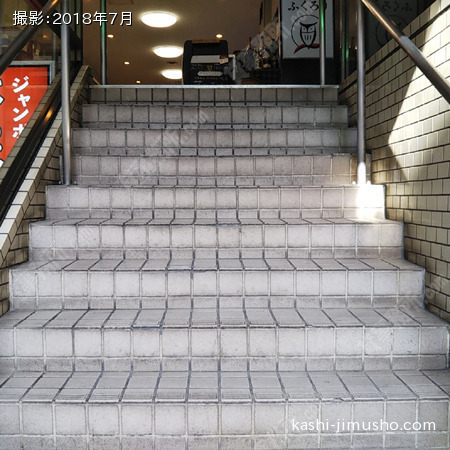 エントランスへの階段
