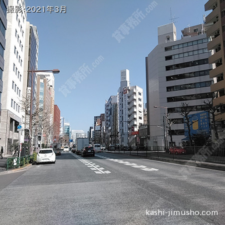 前面道路（靖国通り）