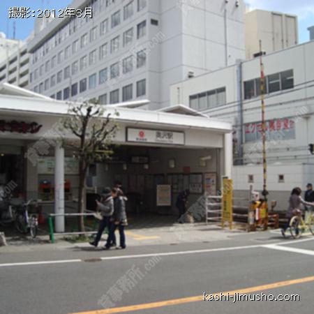 目の前にある駅入口
