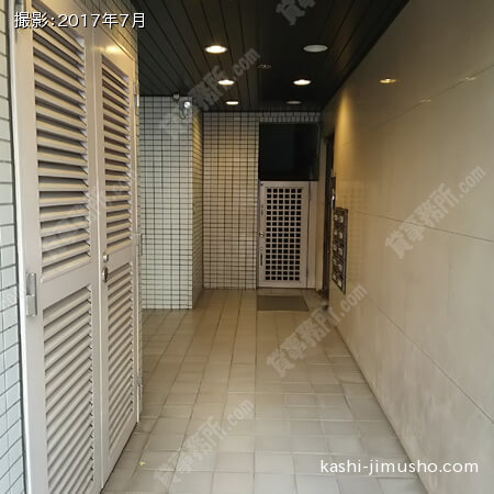 ビル入口アプローチ