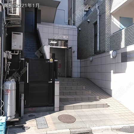ビル入口前