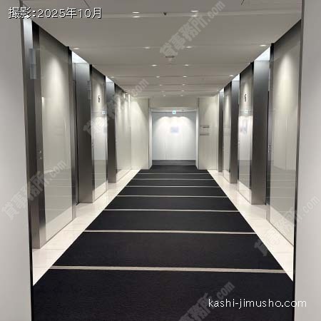 貸室階エレベーターホール