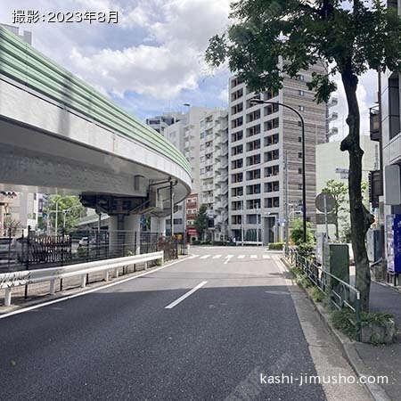 前面道路(山手通り)