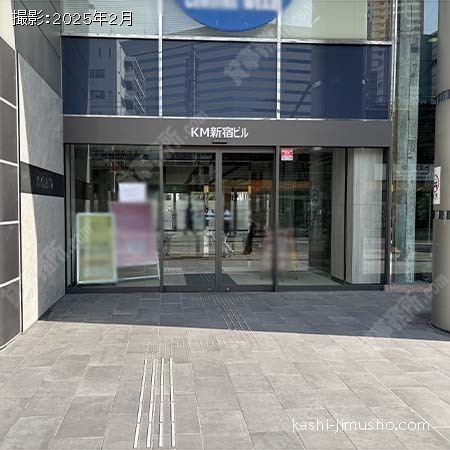 ビル入口前面