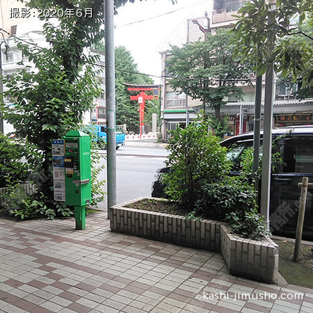 ビル前:時間貸駐車場