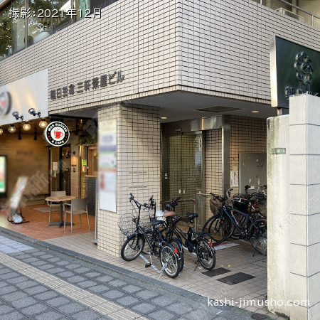 ビル入口前面