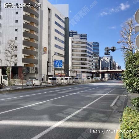 前面道路(靖国通り)