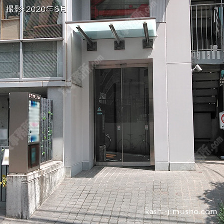 ビル入口前 ビル入口前