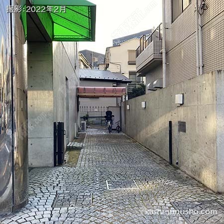 ビル入口前