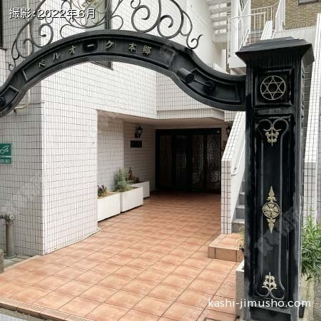 ビル入口前面