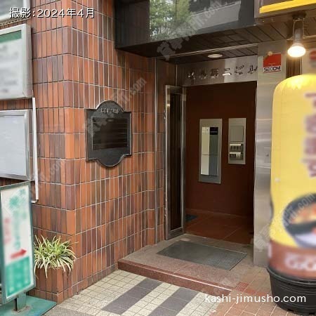 ビル入口前面
