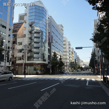 前面の神田平成通り