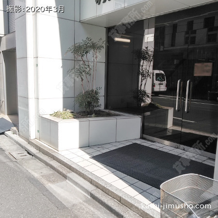 ビル入口前