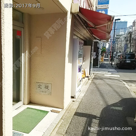 ビル入口前面