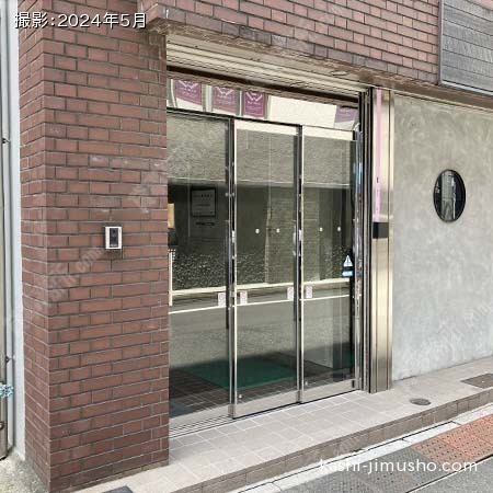 ビル入口前面