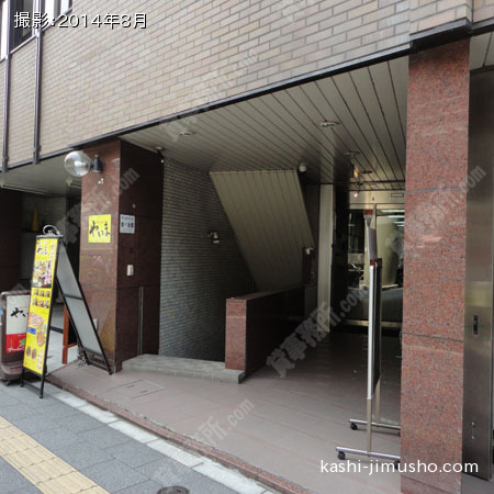 ビル入口前面