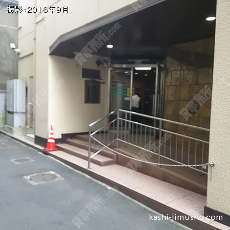 ビル入口前面