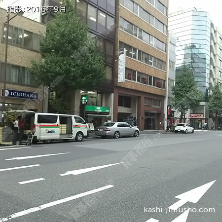前面の神田平成通り