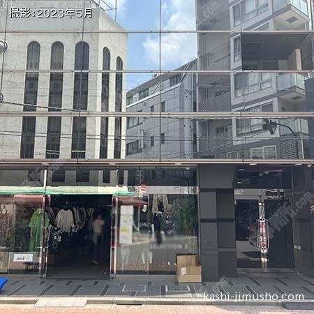 ビル入口前面