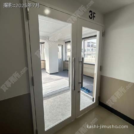 貸室入口(3-4階)