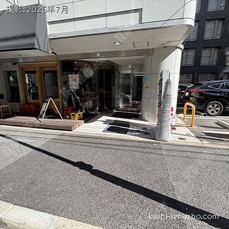 ビル入口前面