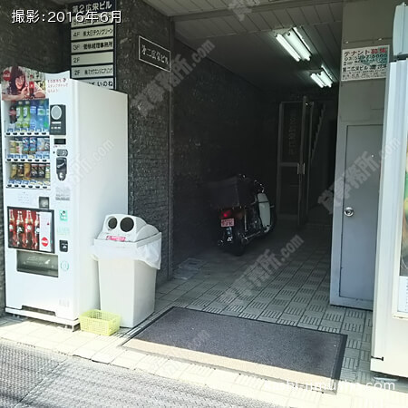 入口前面