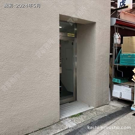ビル入口前面