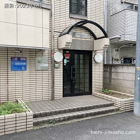 ビル入口前面