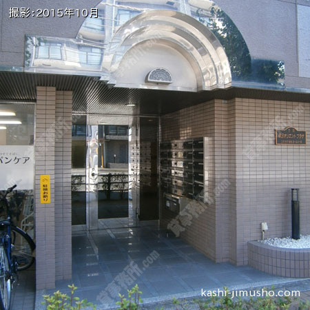 ビル入口前面