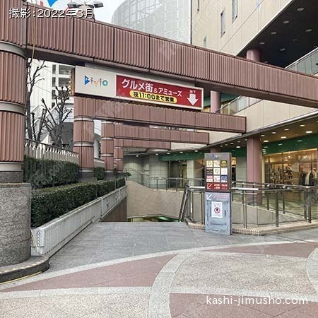 ビル入口前面