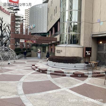 ビル入口前面