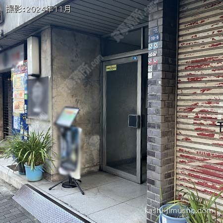 ビル入口前面
