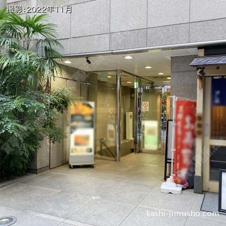 ビル入口前面