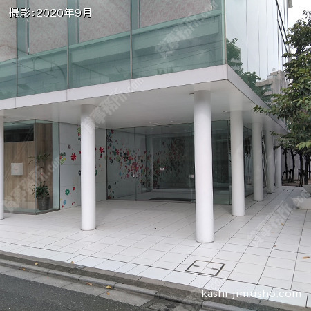 ビル入口前面